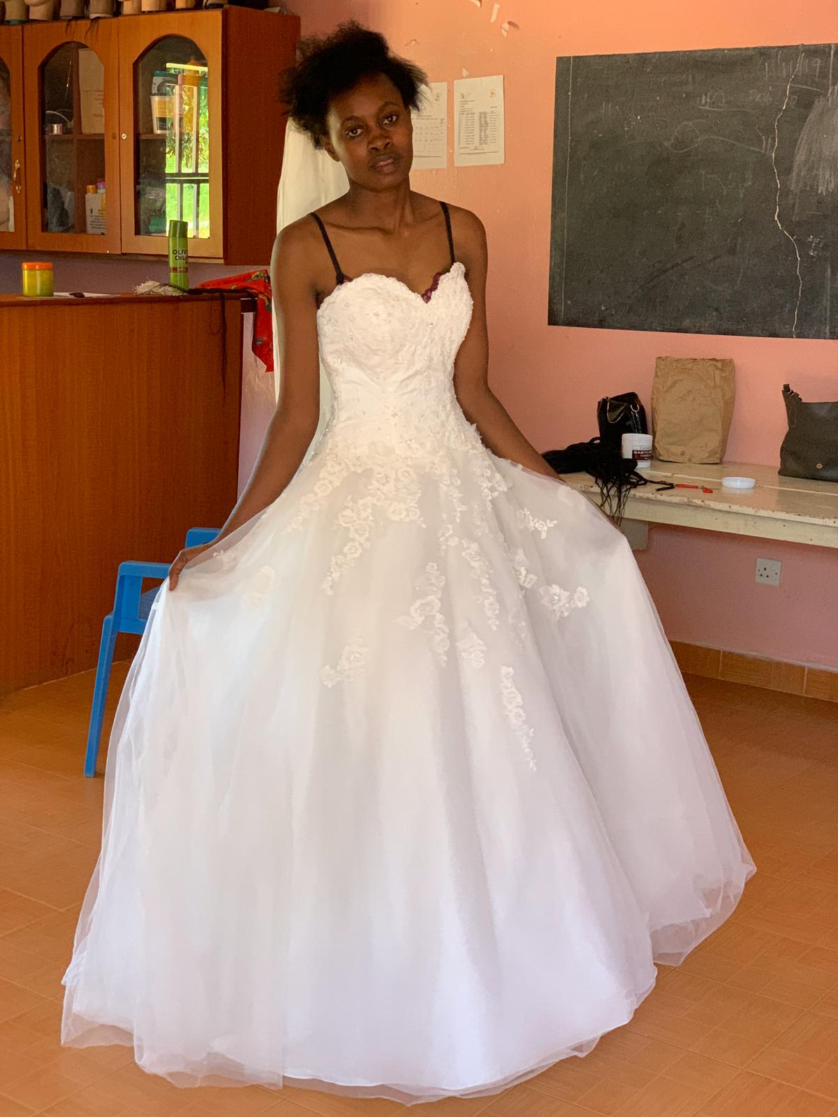 Die Idee zu den Brautkleidern stammt von einer der Schülerinnen: Ich möchte einmal in einem weißen Kleid heiraten!