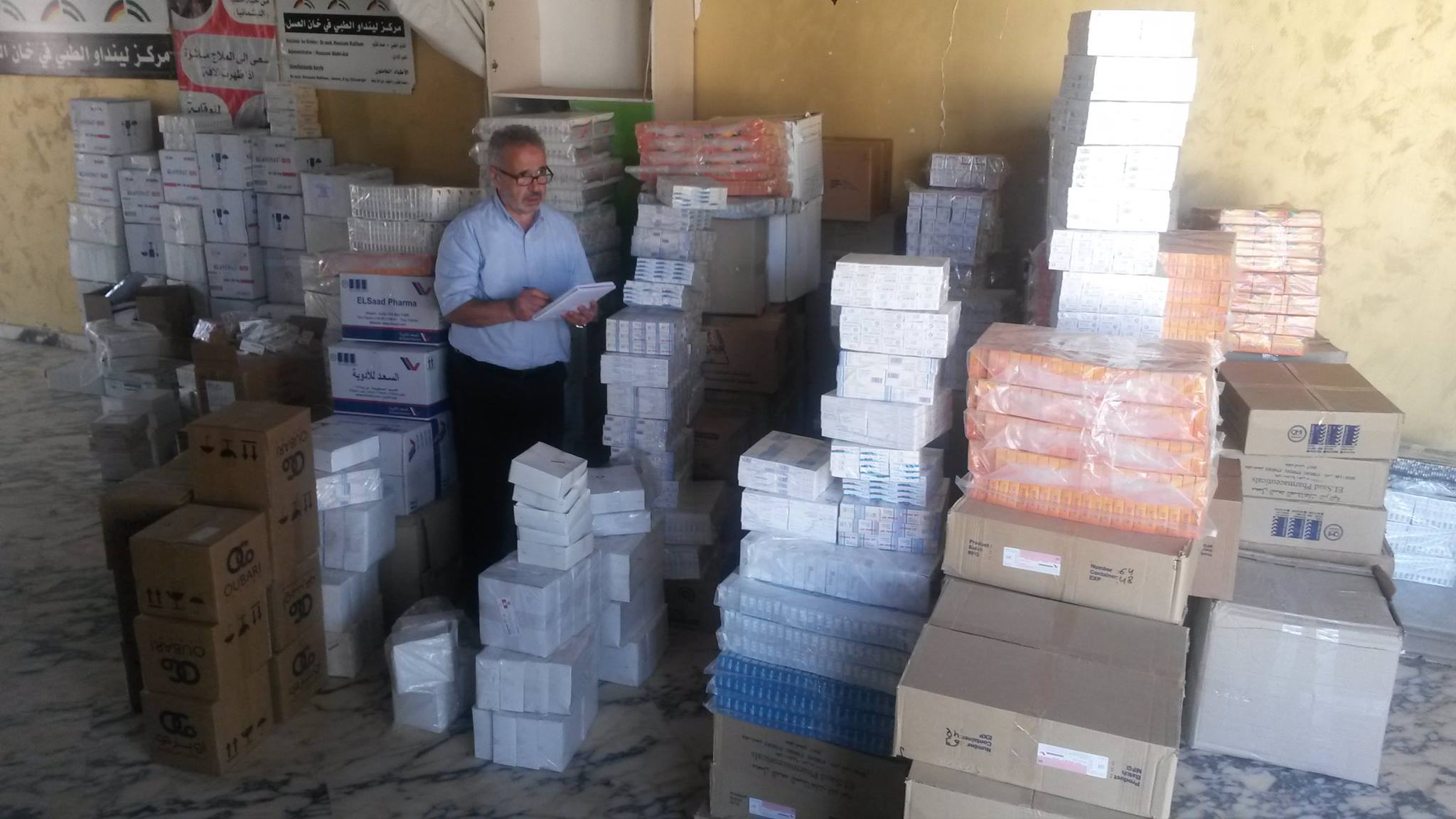 Und im Hintergrund steht einer, Dr. Adnan Wahhoud, der die Gehälter bezahlt, die Medikamente einkauft und verteilt.  Beständig und nicht müde wird.